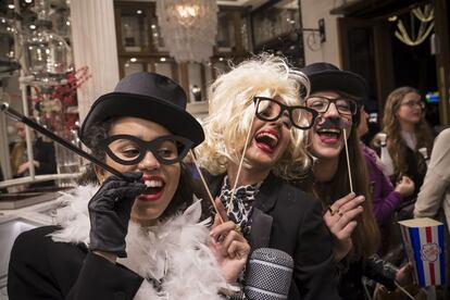 Disfresses, bromes i festa, elements d'ahir a la nit al passeig de Gràcia.