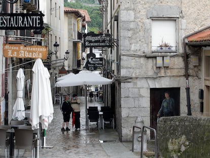 Varios restaurantes de Laredo (Cantabria), este martes a la espera de la llegada del turismo vasco.