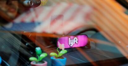 Coche con el logo de Lyft.
