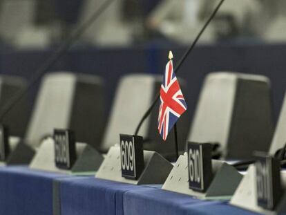 Vista de la bandera británica en uno de los escaños del Parlamento Europeo el 5 de julio