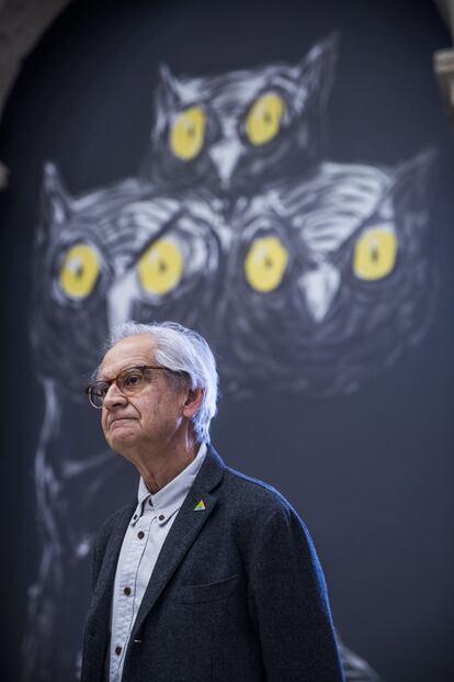 Andrés Rábago, delante del cartel de su exposición en el Museo del Prado, en noviembre de 2019.