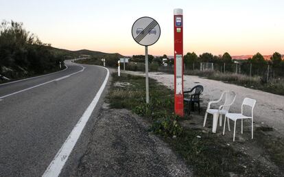 Desde el Ayuntamiento de Morata de Tajuña sostienen que conocen este problema desde hace tiempo. Tanto del aumento de frecuencias, como la instalación de marquesinas son peticiones vecinales muy frecuentes. La Comunidad de Madrid defiende que son los ayuntamientos quienes tienen que solicitar la posible instalación de marquesinas fuera de la zona urbana a la Dirección General de Carreteras, que a su vez analiza cada caso y procede en función de la demanda.