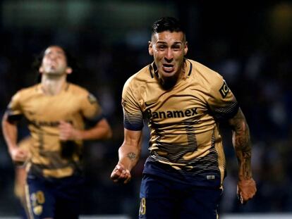Ismael Sosa, de Pumas, celebra su gol al T&aacute;chira. 