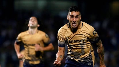 Ismael Sosa, de Pumas, celebra su gol al T&aacute;chira. 