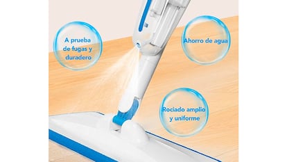 Mopa con pulverizador sobre fondo blanco.