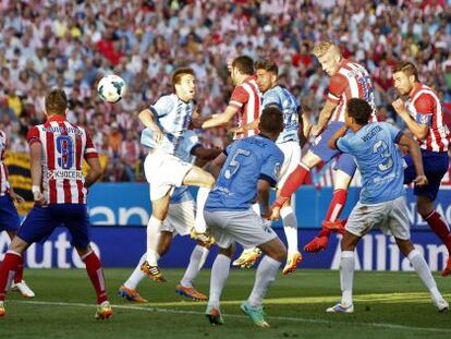 Toby Alderweireld heads in to level the match for Atlético Madrid.