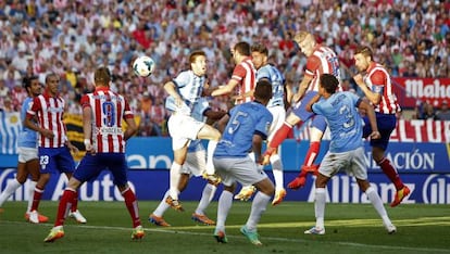 Toby Alderweireld heads in to level the match for Atlético Madrid.