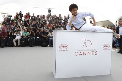 El actor Jaden Michael posa para los fotógrafos en la presentación de la película 'Wonderstruck' en el Festival de Cannes.