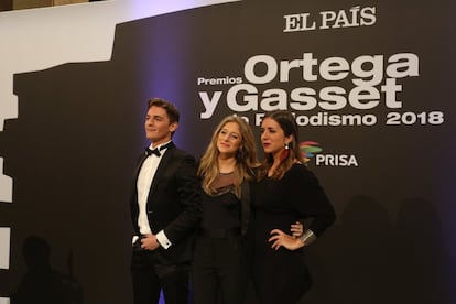 Xavi Martínez, Ingrid Sunyer y Gema Hurtardo, de los 40 Principales, en el acto de entrega de los Premios Ortega y Gasset de Periodismo 2018.