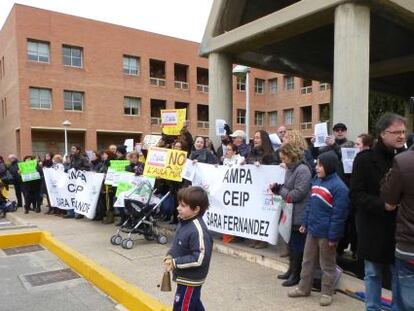 Familias y profesorado del colegio Sara Fern&aacute;ndez ante la Consejer&iacute;a de Educaci&oacute;n. 