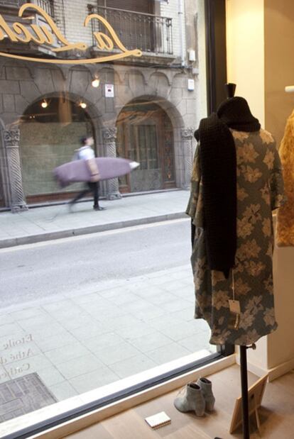 Escaparate de La Lucha, <b><i>boutique</b></i> en la calle  Cabrales de Gijón.