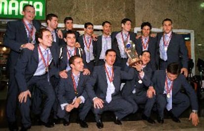 La selección de fútbol sala posa con el trofeo de campeona de Europa, ayer en Barajas.