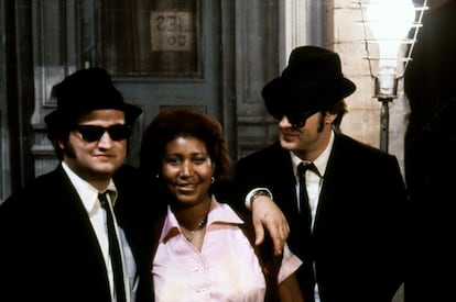 Aretha Franklin junto aos atores John Belushi e Dão Avkroyd no set de The Blue Brothers, dirigido por John Landis em 1980