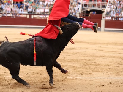 Un momento de la cogida de Rafael González, en el primer toro.