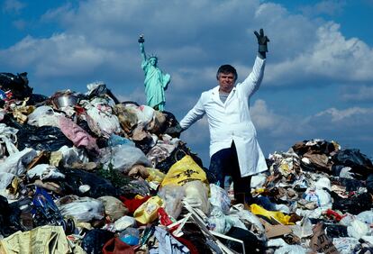 El profesor William Rathje, fotografiado en 1989 en Nueva York, a bordo de una barcaza cargada con basura.