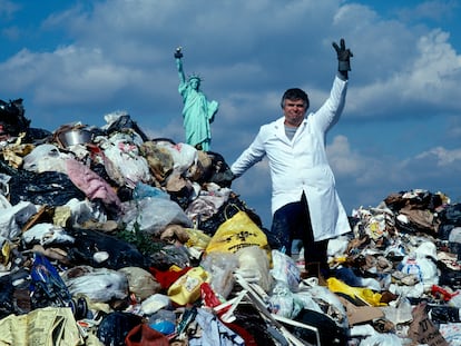 El profesor William Rathje, fotografiado en 1989 en Nueva York, a bordo de una barcaza cargada con basura.