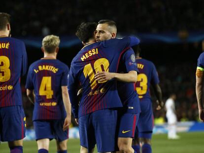 Messi y Alba se abrazan en la celebración del tercer gol del Barcelona.
