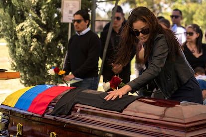 Familiares del exmilitar venezolano Ronald Ojeda Moreno lo despiden en su funeral en Santiago de Chile, en marzo de 2024.