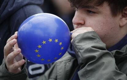 Un niño, durante la manifestación en Berlín del movimiento Pulse of Europe.