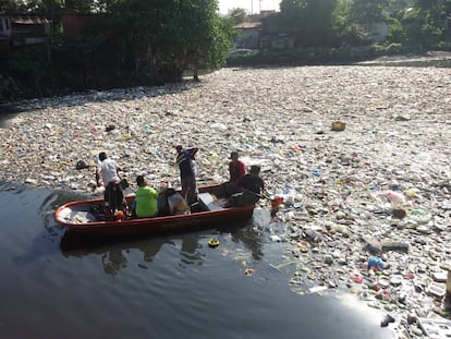 Un grupo de ciudadanos limpia un río de plásticos en Filipinas.