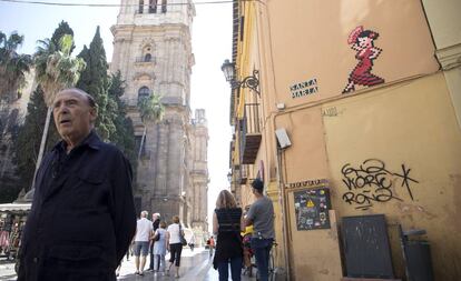 Mosaico que el artista Invader colocó en la fachada del Palacio Episcopal de Málaga, edificio catalogado como Bien de Interes Cultural (BIC).