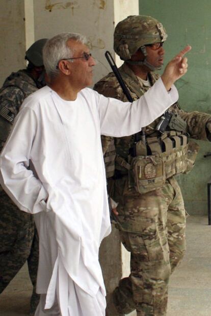 Gulam Haidar, el 9 de julio con soldados de la coalición internacional.
