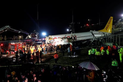 Según los medios turcos, el viento de cola y la fuerte lluvia podrían haber contribuido en el accidente del Boeing 737 de Pegasus Airlines.