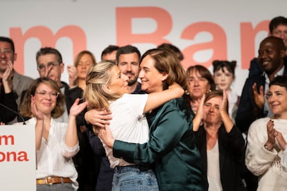 La vicepresidenta segunda del Gobierno y líder de Sumar, Yolanda Díaz (a la izquierda), y la alcaldesa de Barcelona y candidata de los comunes a la reelección, Ada Colau, protagonizan un acto en el  Palau de Congresos de Barcelona, el 22 de abril de 2023.