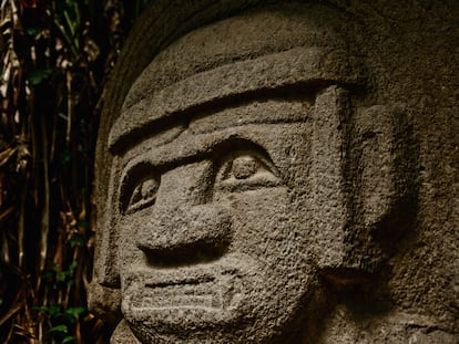 Una de las estatuas precolombinas en el Parque Arqueológico de San Agustín (Colombia).