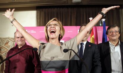 Rosa Díez, celebra sus buenos resultados electorales en el 20-N, durante su comparecencia ante los medios en un hotel de Madrid, el 20 de noviembre de 2011.