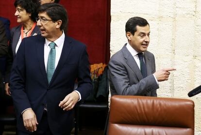 Desde la izquierda, el líder de Ciudadanos, Juan Marín, y el del PP andaluz, Juan Manuel Moreno, en el Parlamento.