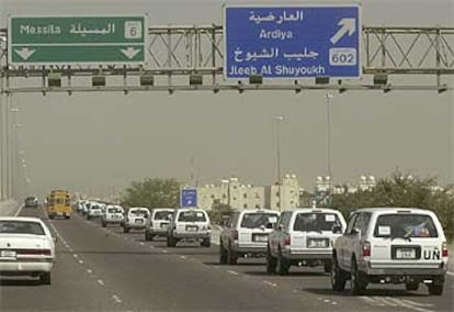 Un convoy de la ONU entra en Kuwait City tras abandonar la zona desmilitarizada que bordea Irak.