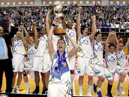 Las jugadoras del Perfumer&iacute;a Avenida celebran el t&iacute;tulo de campeonas de la Copa de la Reina. 