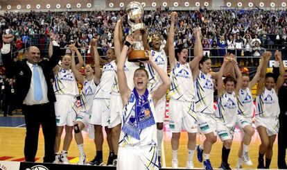 Las jugadoras del Perfumer&iacute;a Avenida celebran el t&iacute;tulo de campeonas de la Copa de la Reina. 