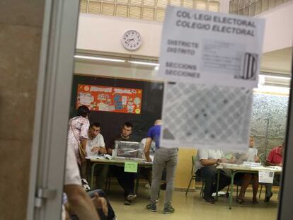 Mesas electorales durante las elecciones autonómicas en Cataluña.
