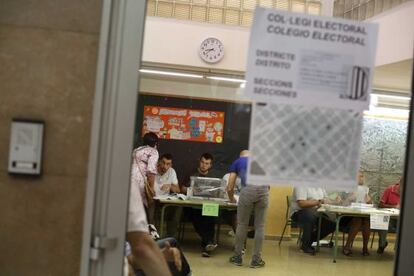 Mesas electorales durante las elecciones autonómicas en Cataluña.