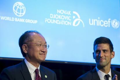 El presidente del Banco Mundial, Jim Yong Kim, junto a Djokovic.