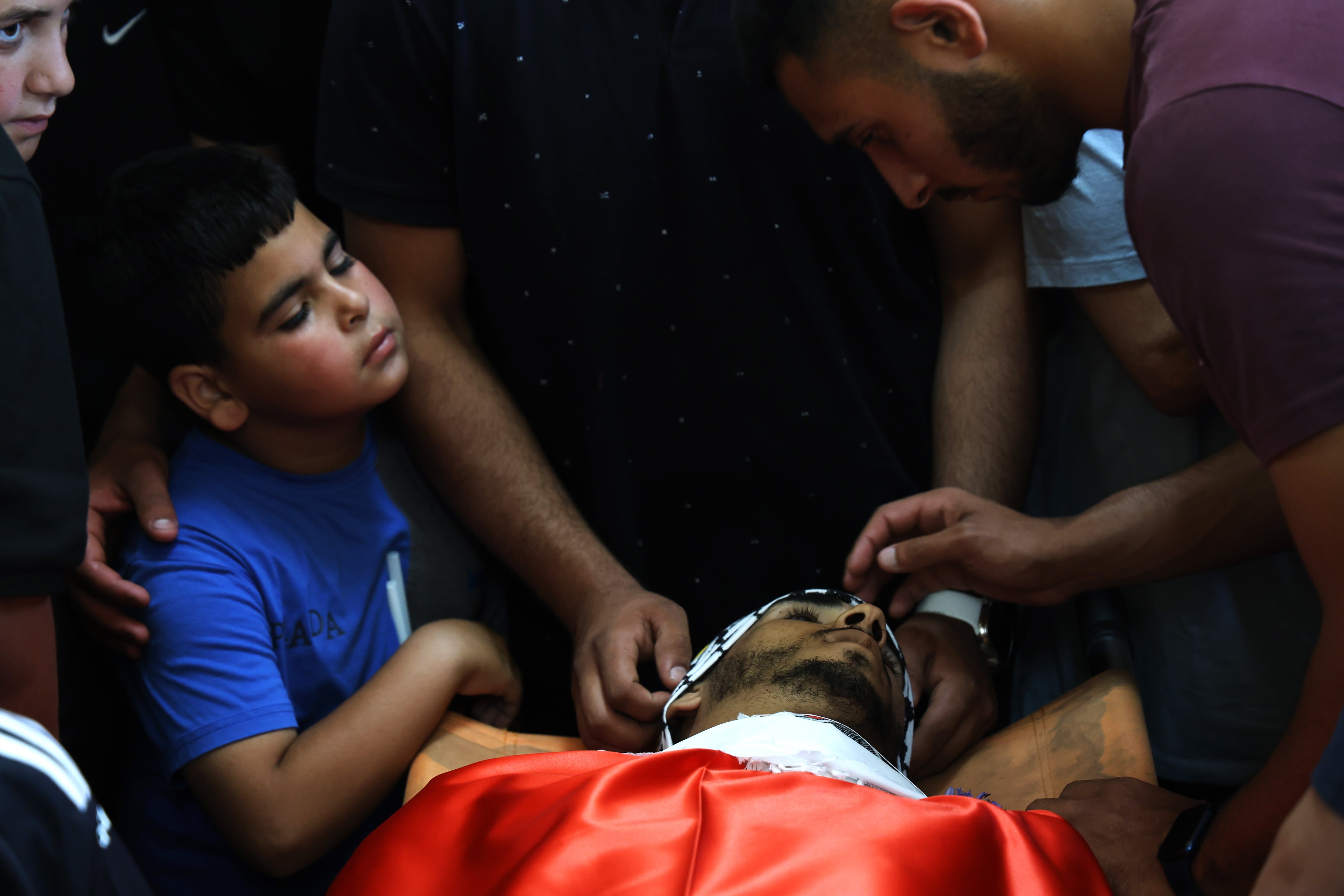 Entierro de tres palestinos muertos el miércoles por balazos de soldados israelíes en Kafar Malek (Cisjordania) durante un ataque de colonos judíos a esta localidad.