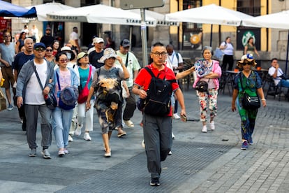 Un grupo de turistas asiáticos en el centro de Madrid