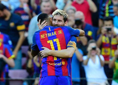 Neymar abraza a Messi tras marcar el cuarto gol del encuentro.