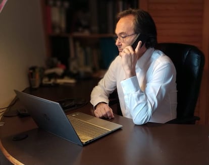 El voluntari Carles Villanueva atén les trucades del Telèfon de l'Esperança des de casa.