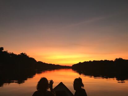 Atardecer en uno de los ríos de la reserva Mamirauá, en la Amazonia brasileña. 