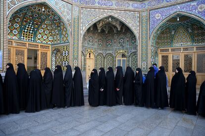 Las mujeres iraníes hacen cola en un colegio electoral durante las elecciones parlamentarias, en Qom.