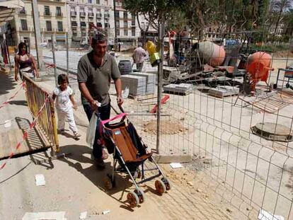 Obras de peatonalización en el centro de Sevilla.