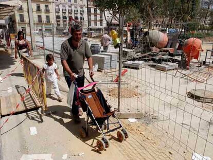 Obras de peatonalización en el centro de Sevilla.