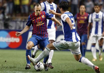 El jugador del Barcelona, Andrés Iniesta, se intenta ir del Sapunaru.