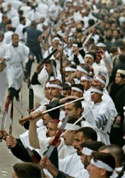En la imagen, los peregrinos que asistían al duelo de Achura, una fiesta religiosa en la que los fieles utilizan cuchillos para imitar el martirio del imam.
