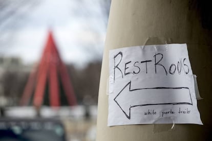 Una señal para que indica llegar a un baño improvisado en el Centro para visitantes de la Casa Blanca, que se mantiene cerrado por el shutdown.