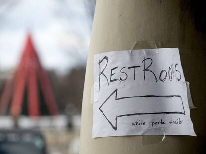 Una señal para que indica llegar a un baño improvisado en el Centro para visitantes de la Casa Blanca, que se mantiene cerrado por el shutdown.