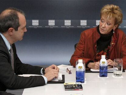 La vicepresidenta María Teresa Fernández de la Vega con el presidente de RTVE, Luis Fernández.